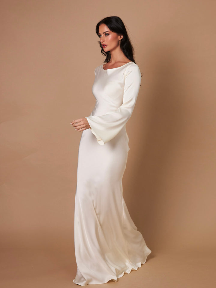 Moda autunnale donna: vestito maxi maniche lunghe, elegante e pratico.