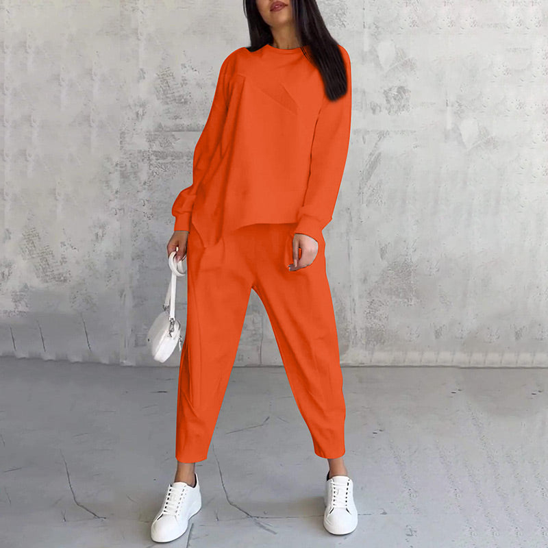 Set completo donna primaverile/autunnale. Felpa asimmetrica trendy e pantaloni comodi, look casual e moderno.