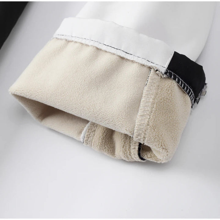 Abbigliamento sci donna per l'inverno, vita alta, garantisce calore e libertà di movimento.