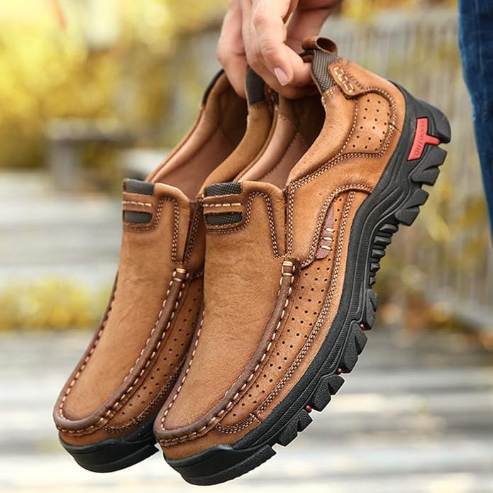 Moderne scarpe slip-on uomo, eleganti e nere, con suola antiscivolo e supporto ammortizzato.