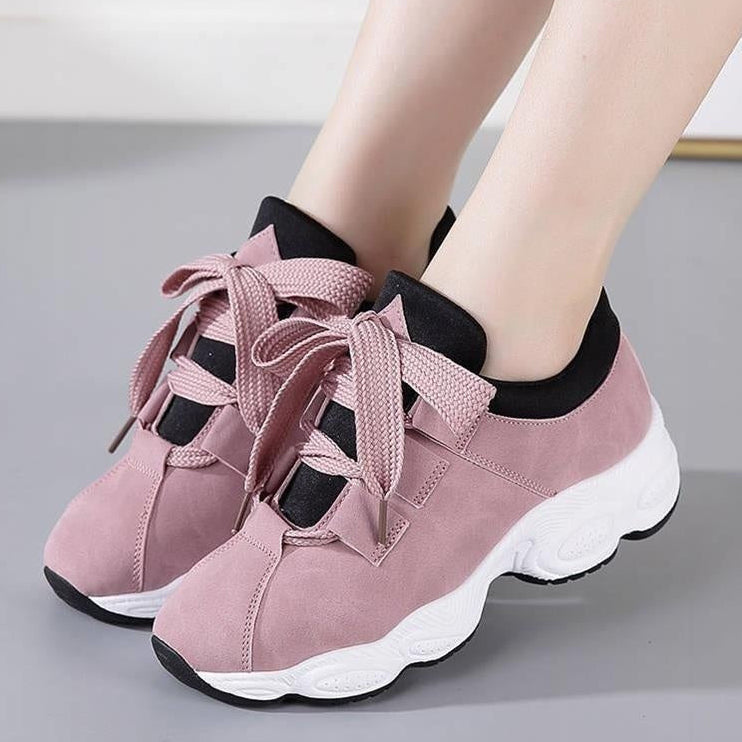 Sneakers donna versatili con suola spessa e design moderno. Chiusura con lacci e punta tonda, ideali per running.