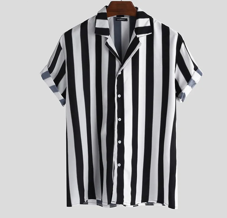 Camicia estiva uomo a maniche corte nera a righe, stile casual con bottoni e revers, perfetta per vacanze e relax.