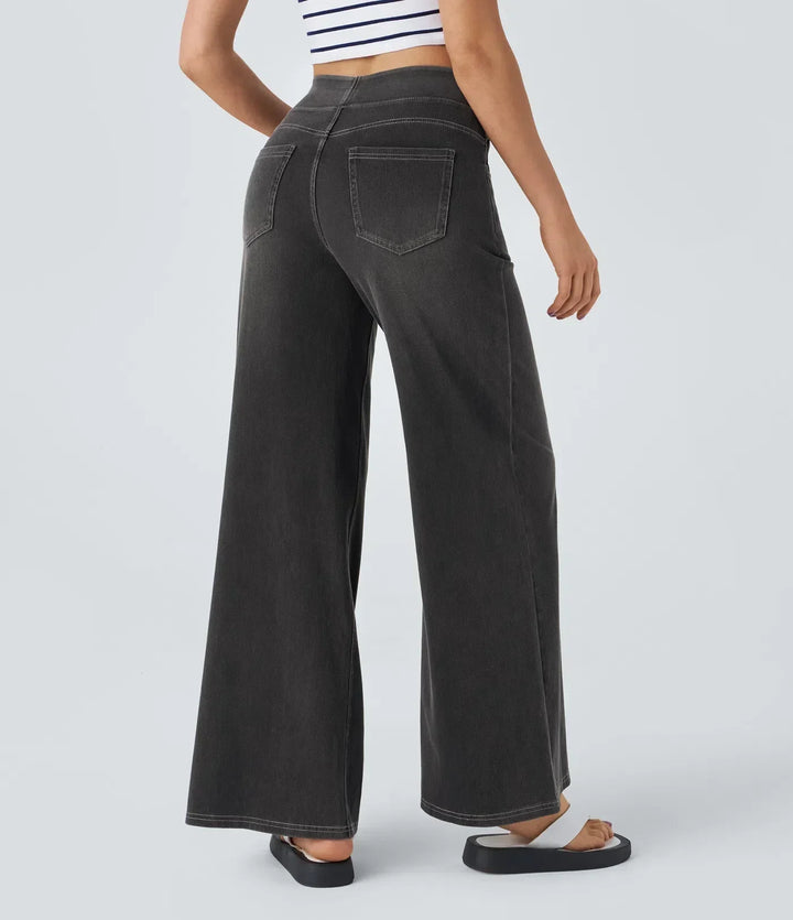 Modella con jeans donna vita alta gamba dritta elasticizzati. Comfort e stile casual evidenziati.