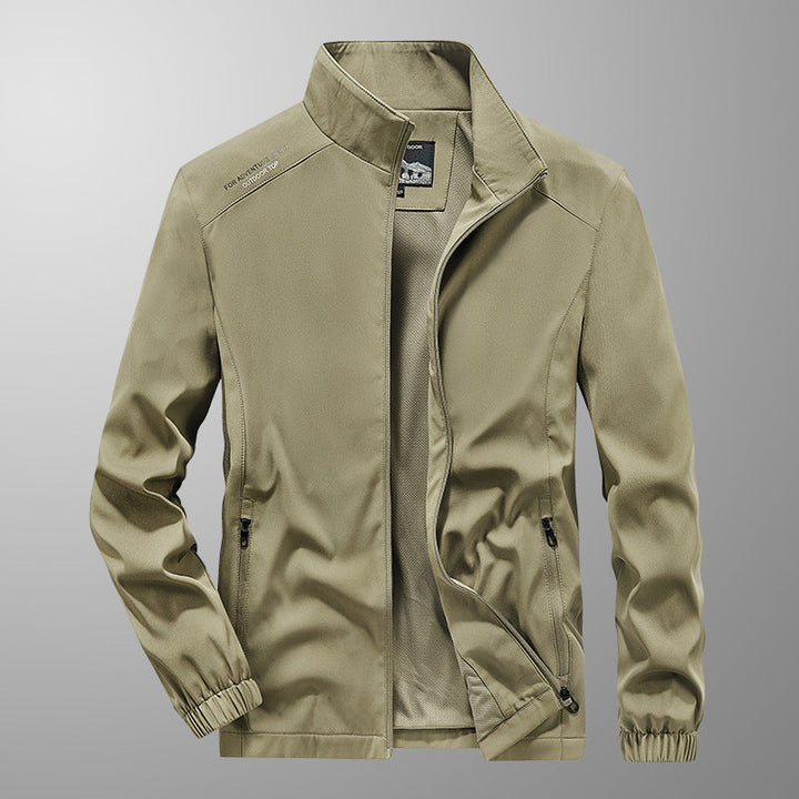 Dettaglio del collo alto e della texture del cotone della giacca casual da uomo ampia.