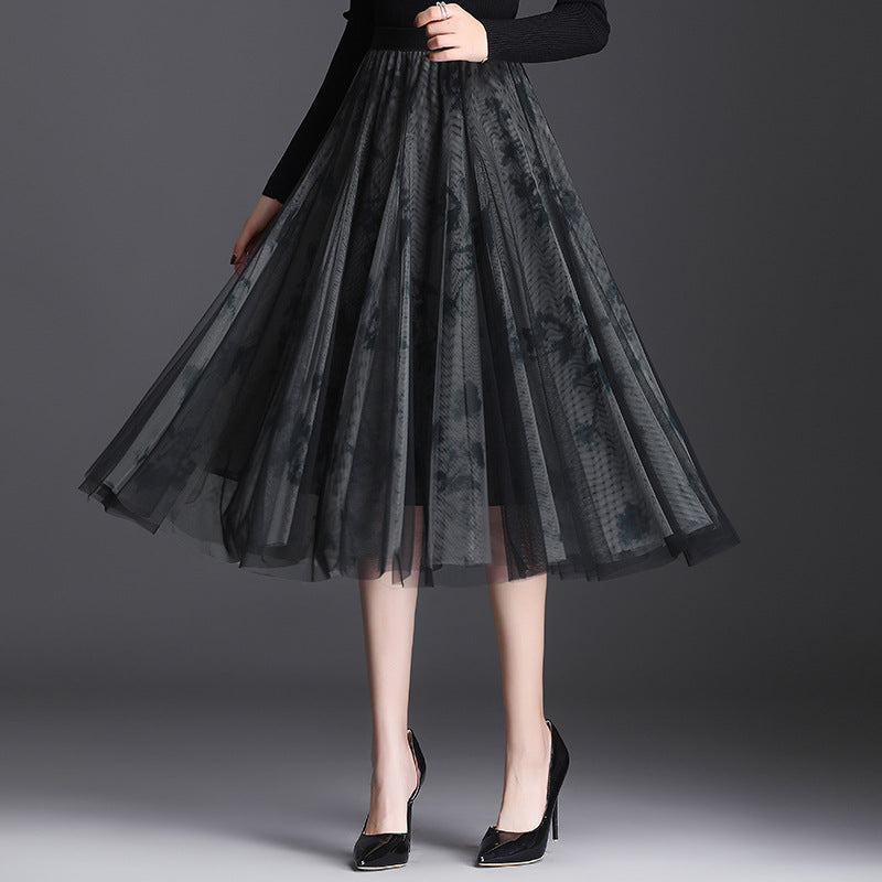 Versatile gonna midi pieghettata a vita alta per donna, ideale per un outfit primaverile casual o raffinato.