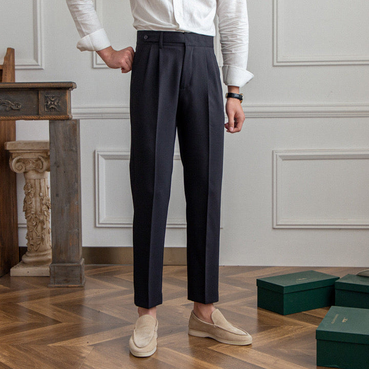 Pantaloni uomo sartoriali, versatili con fibbia regolabile, ideali per outfit business formali ed eleganti casual chic.