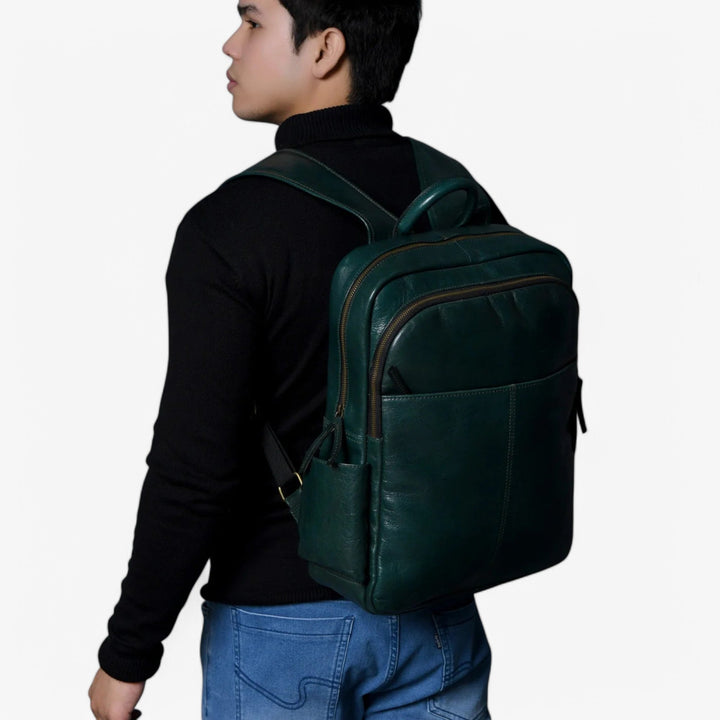 Zaino elegante verde oliva per donna. Look minimal chic, ottimo per lavoro o tempo libero.