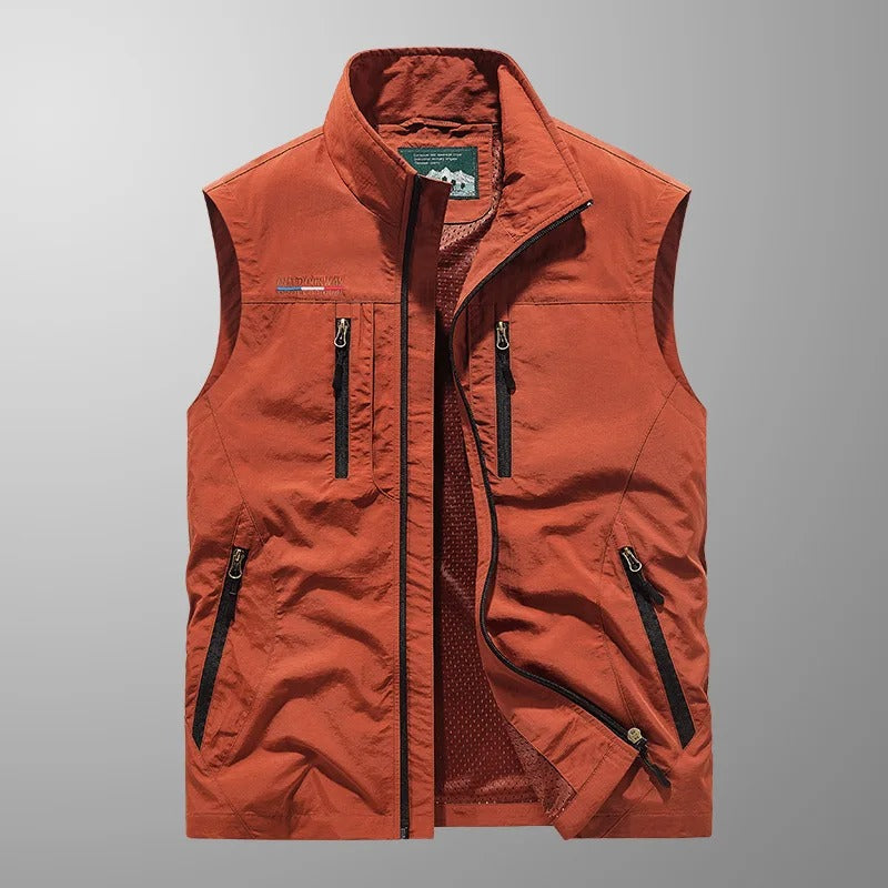 Gilet multitasche leggero da uomo, ideale per viaggi e attività outdoor. Comodo e versatile.