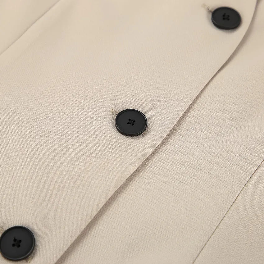 Outfit ufficio donna con tailleur beige formale. Blazer e pantaloni eleganti per un look professionale e moderno.