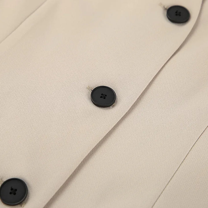 Outfit ufficio donna con tailleur beige formale. Blazer e pantaloni eleganti per un look professionale e moderno.