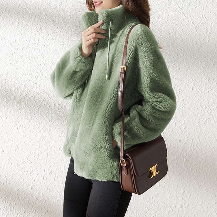 Giacca invernale oversize da donna, elegante e avvolgente. Abbigliamento esterno moda per massimo comfort e calore.