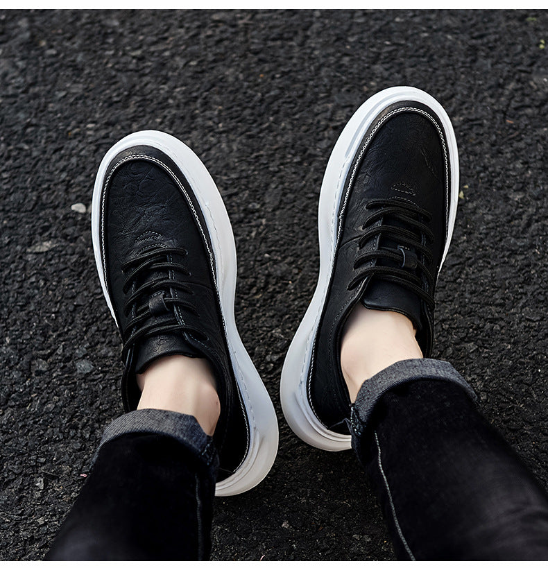 Scarpe sportive uomo bianche e nere, eleganti, con suola rialzata per un comfort superiore quotidiano.