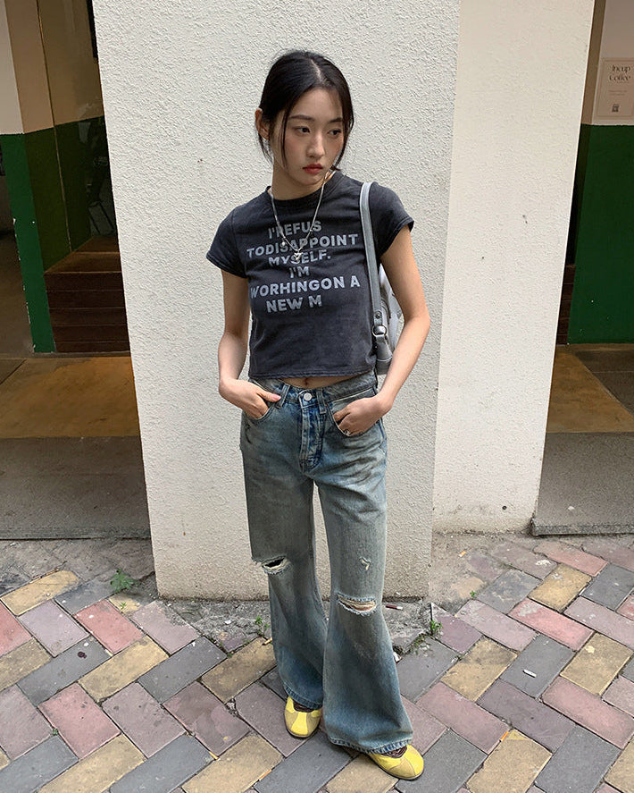 Jeans donna strappati blu chiaro a gamba dritta. Vestibilità comoda, look casual e alla moda con un tocco retrò.