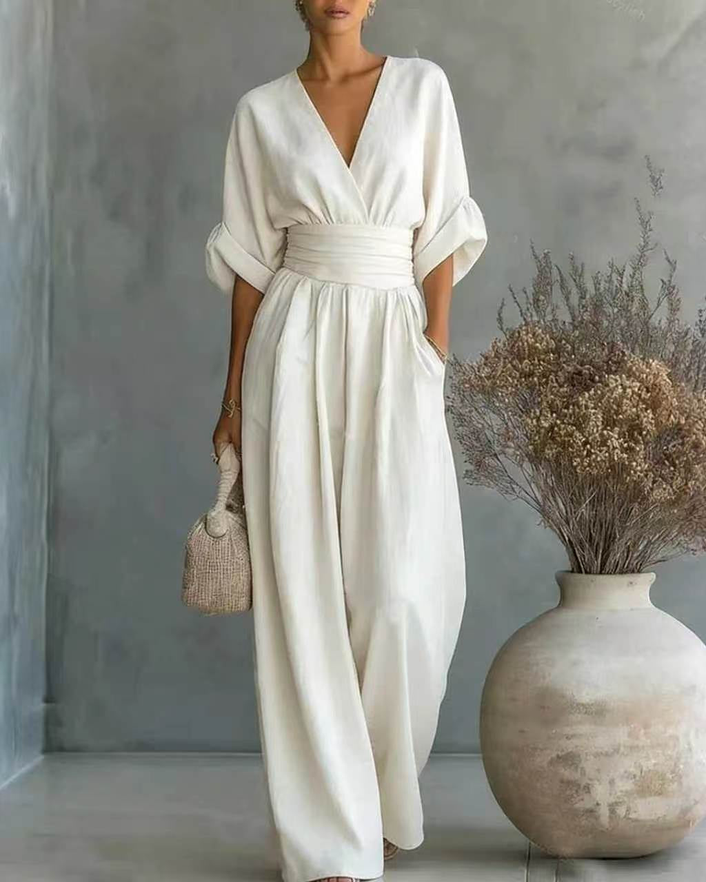 Tuta elegante femminile, vita alta e scollo a V, per un outfit slim e sofisticato. Perfetta per apparire al meglio.