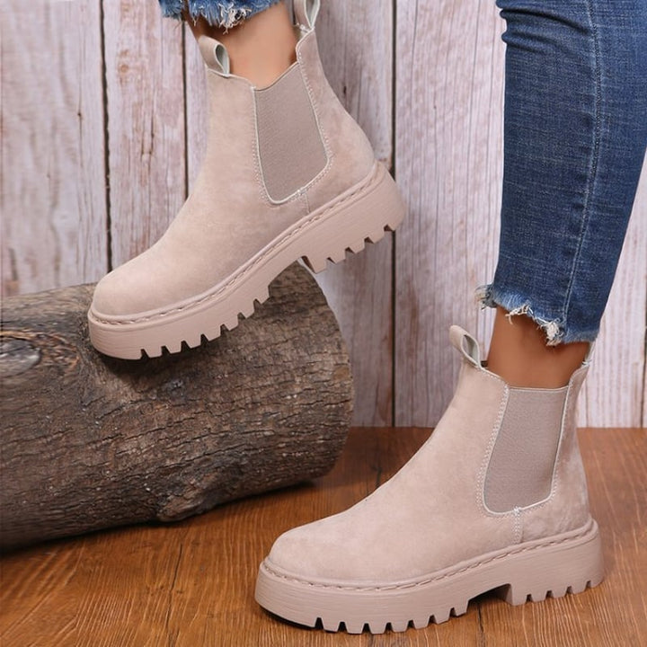 Stivaletti donna platform autunnali con punta tonda neri, perfetti per un look alla moda e comodo.