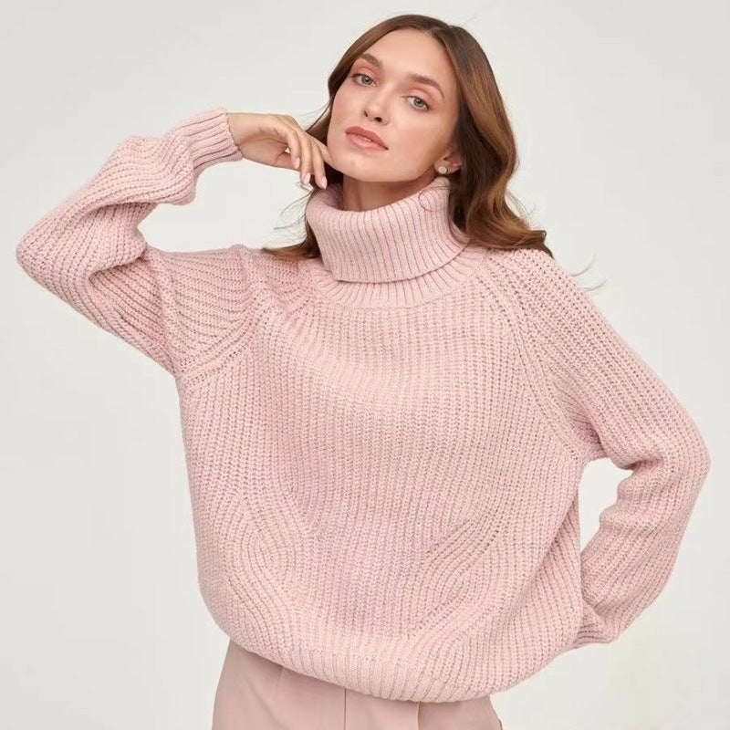 Primo piano maglione donna collo alto, maglia spessa e trama morbida, ideale per calore e comfort in inverno.
