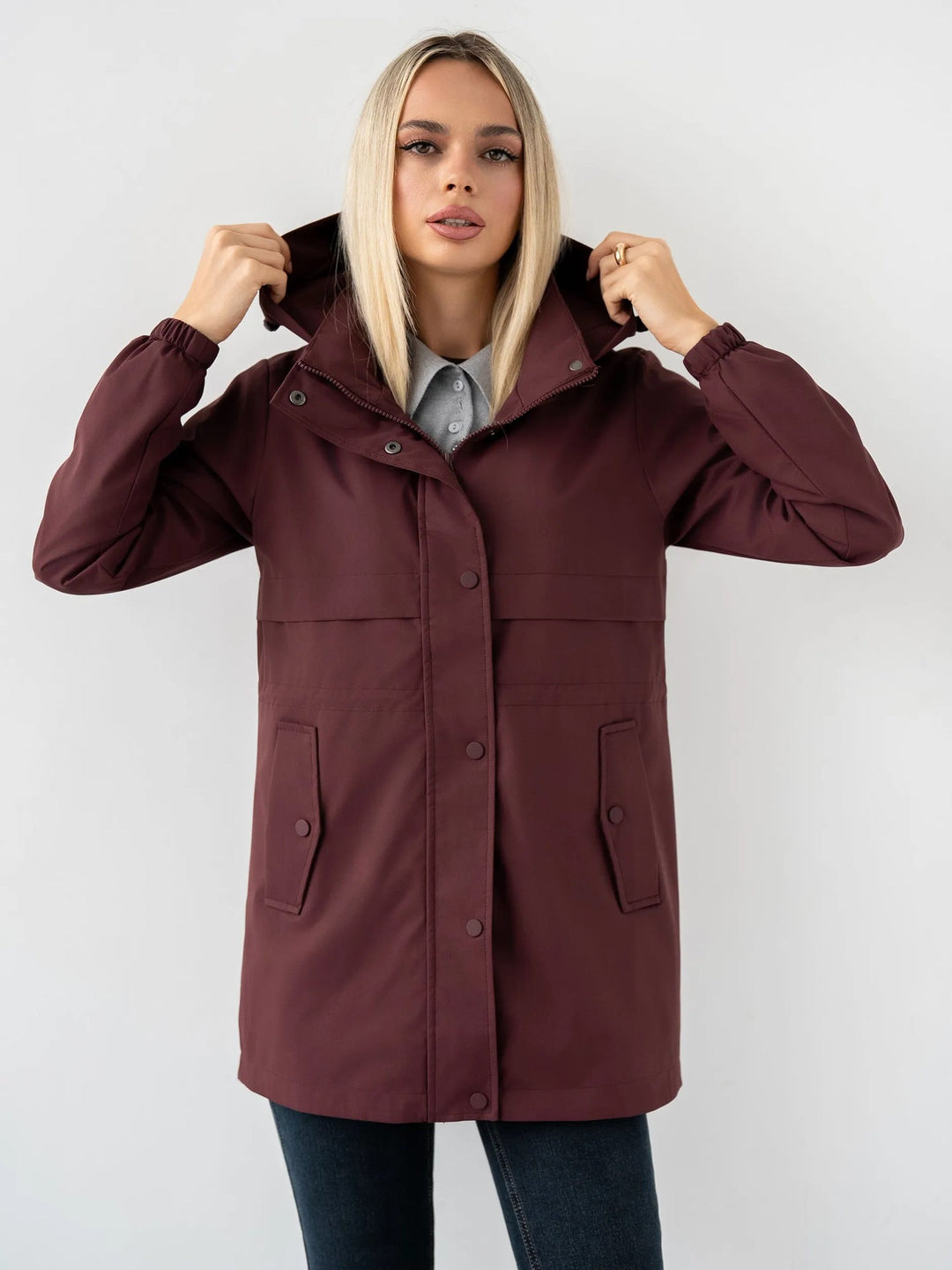 Retro giacca sportiva donna con cappuccio, design casual versatile per la moda di mezza stagione.