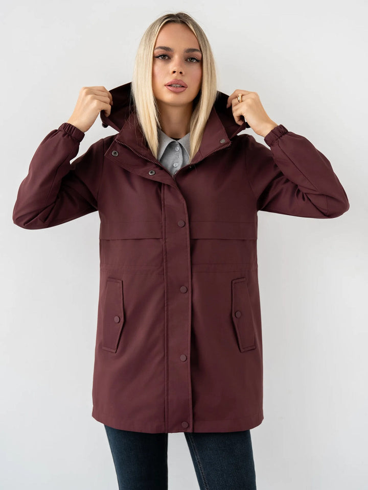 Retro giacca sportiva donna con cappuccio, design casual versatile per la moda di mezza stagione.