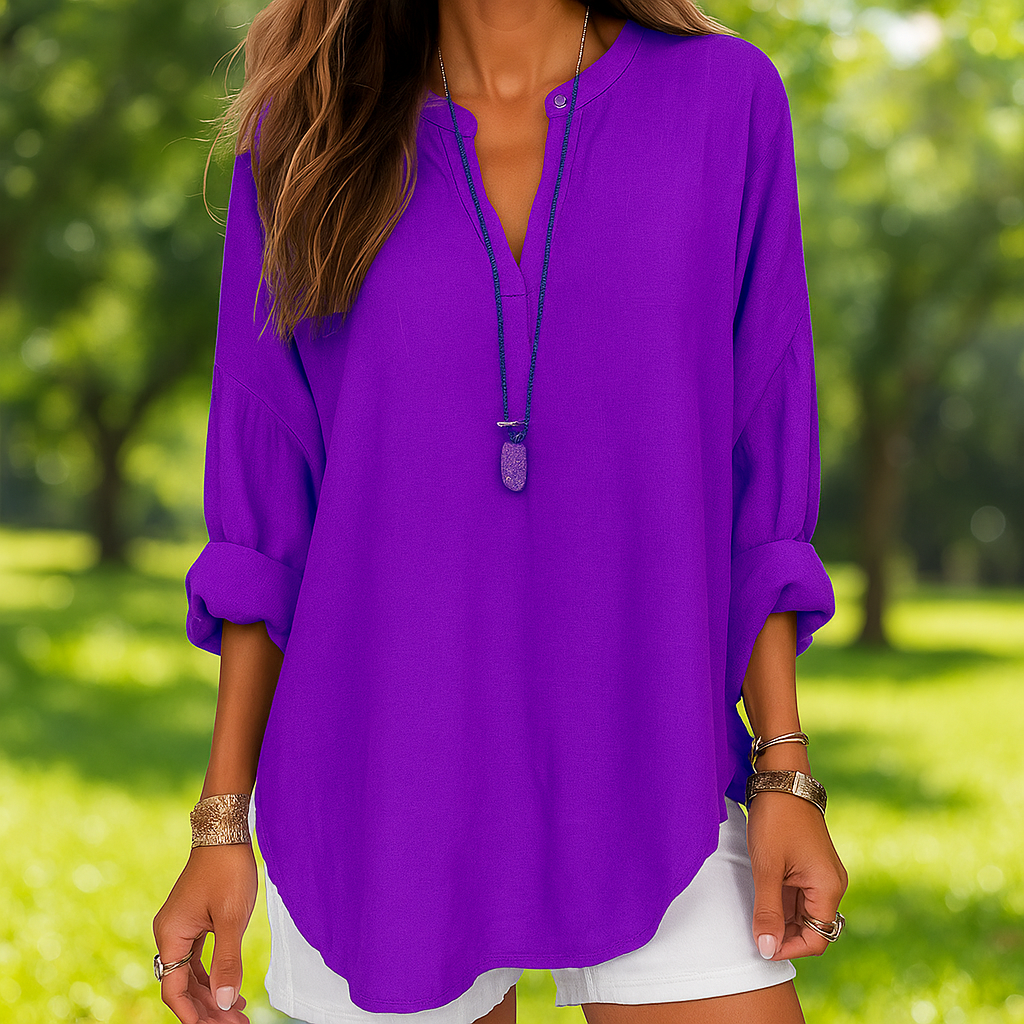 Camicia estiva fantasia donna, scollo a V profondo, maniche regolabili. Look disinvolto per ogni occasione.