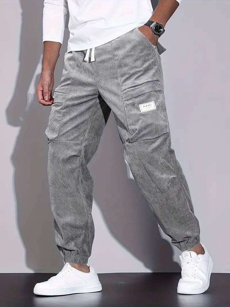 Moda maschile con pantaloni cargo uomo slim fit, comfort e stile per ogni giorno.