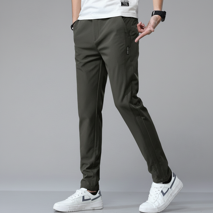 Modello di pantaloni uomo chino affusolati beige, per un look giornaliero smart casual senza pieghe.