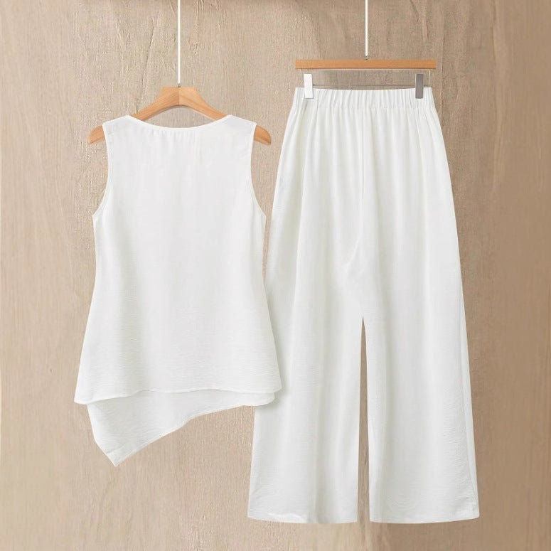 Completo donna versatile con top smanicato e pantaloni dritti, perfetto per look estivi casual o eleganti.