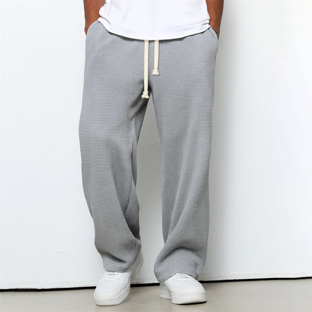 Pantaloni uomo a gamba dritta, comodi e versatili. Look sportivo e casual, ideali per il viaggio.