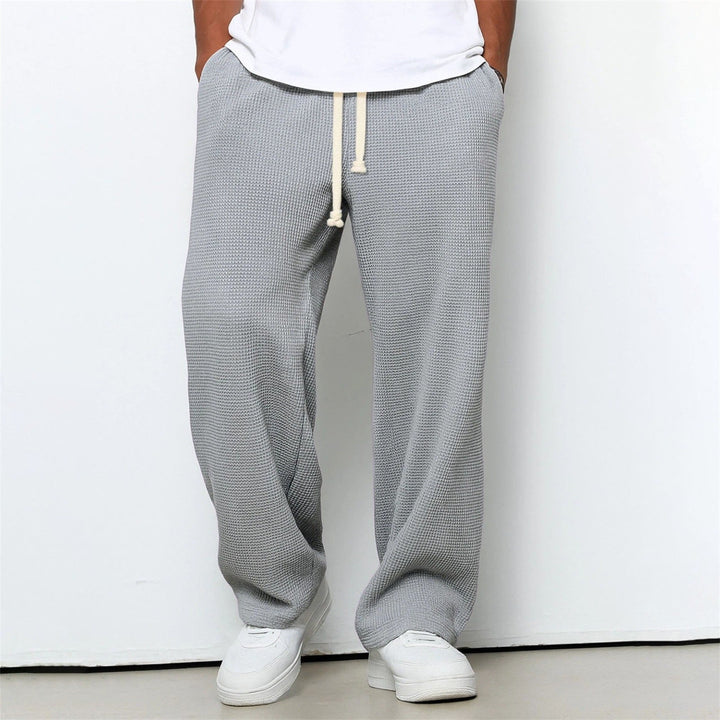 Pantaloni uomo a gamba dritta, comodi e versatili. Look sportivo e casual, ideali per il viaggio.