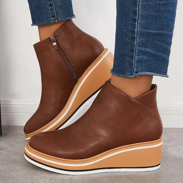 Coppia di stivali alti donna in suede nero, design elegante e versatile per ogni occasione. Scarpe comode.