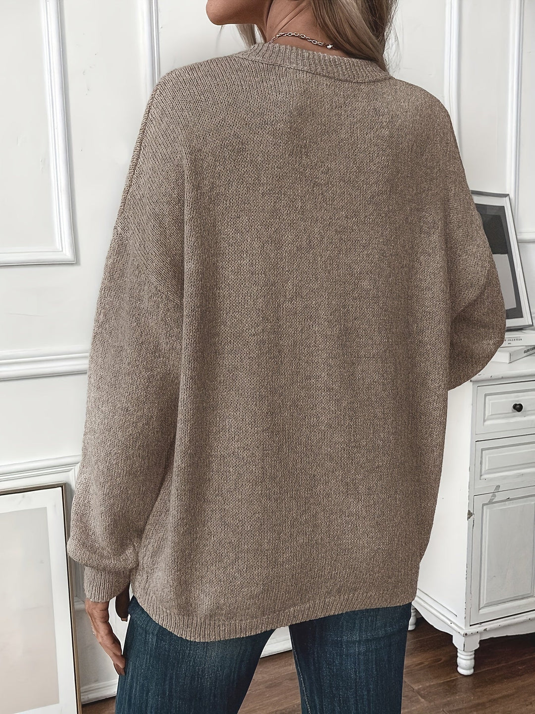 Comodo maglione donna girocollo grigio, maniche lunghe. Abbigliamento versatile, perfetto per autunno e inverno.