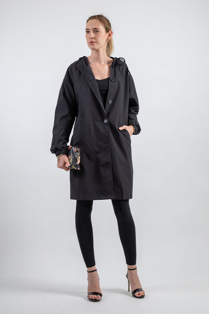 Giacca donna impermeabile con cappuccio e taglio oversize, protezione antipioggia per attività esterne.