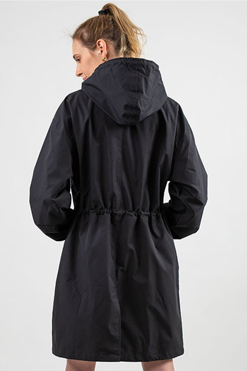 Elegante giacca oversize donna antipioggia, impermeabile con cappuccio, per moda e funzionalità.