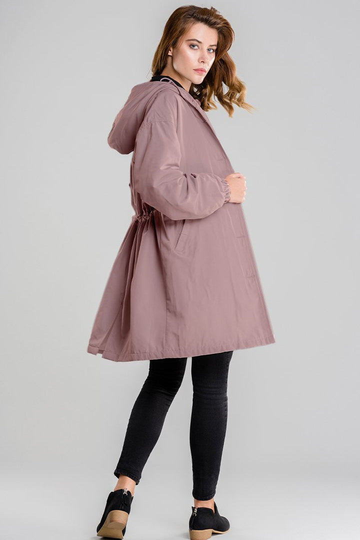 Giacca donna impermeabile oversize con cappuccio, essenziale per escursioni e attività all'aperto.