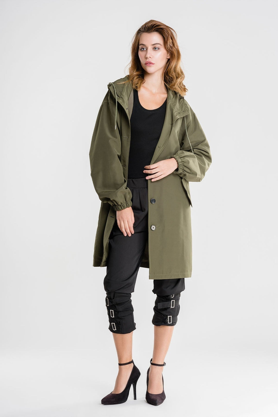 Giacca moda donna oversize impermeabile, con cappuccio, elegante e pratica per look antipioggia.