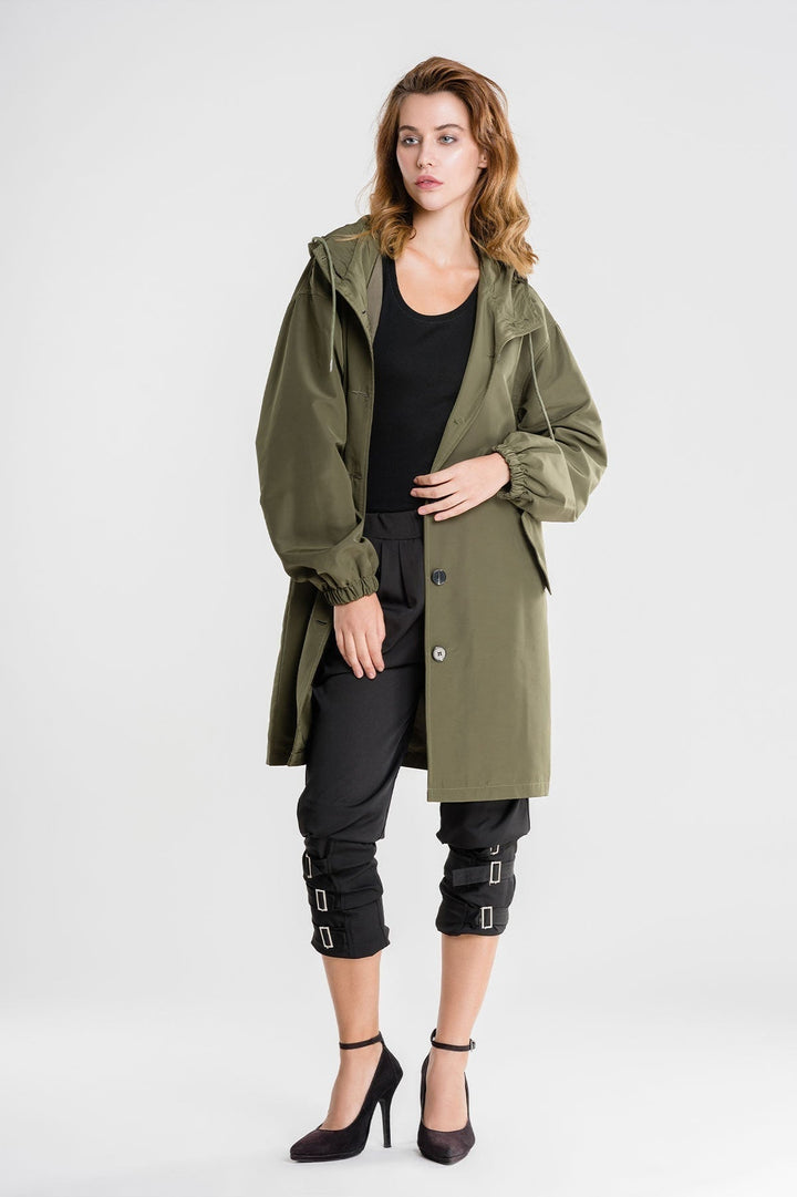 Giacca moda donna oversize impermeabile, con cappuccio, elegante e pratica per look antipioggia.