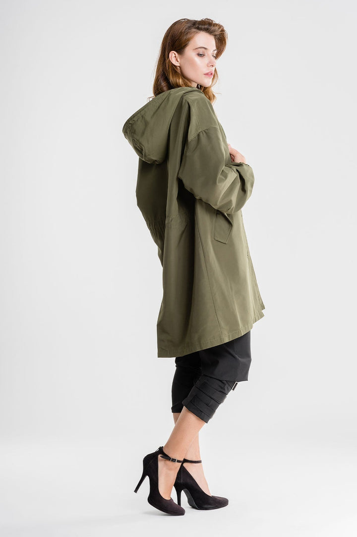 Giacca impermeabile donna oversize verde militare, con cappuccio, ottima per attività esterne.