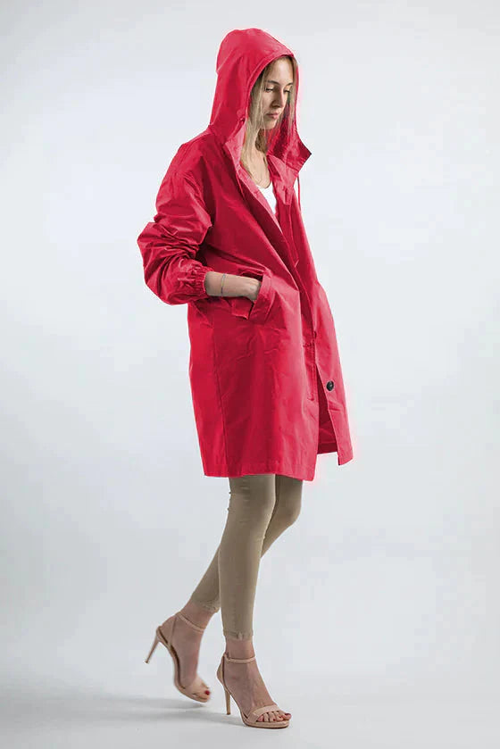 Moderna giacca donna oversize, impermeabile con cappuccio, per stile casual chic in attività esterne.