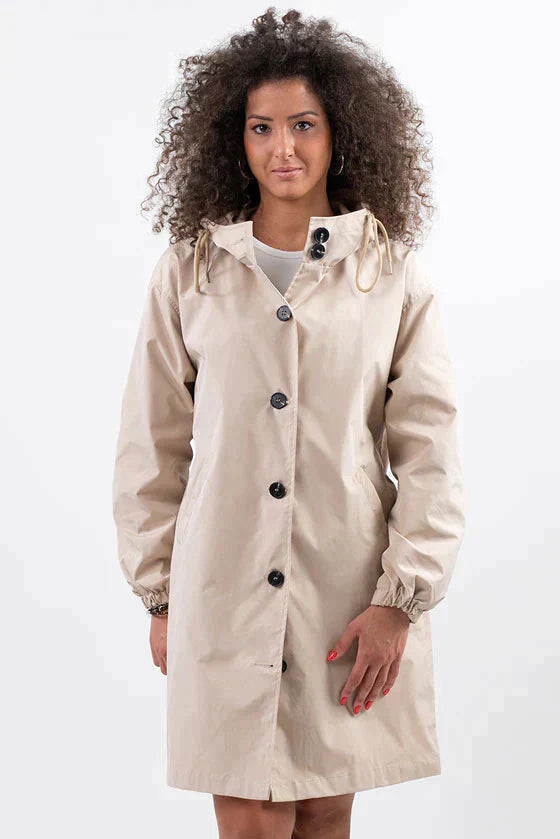 Giacca antipioggia donna oversize verde militare, con cappuccio, ideale per escursioni e moda casual.