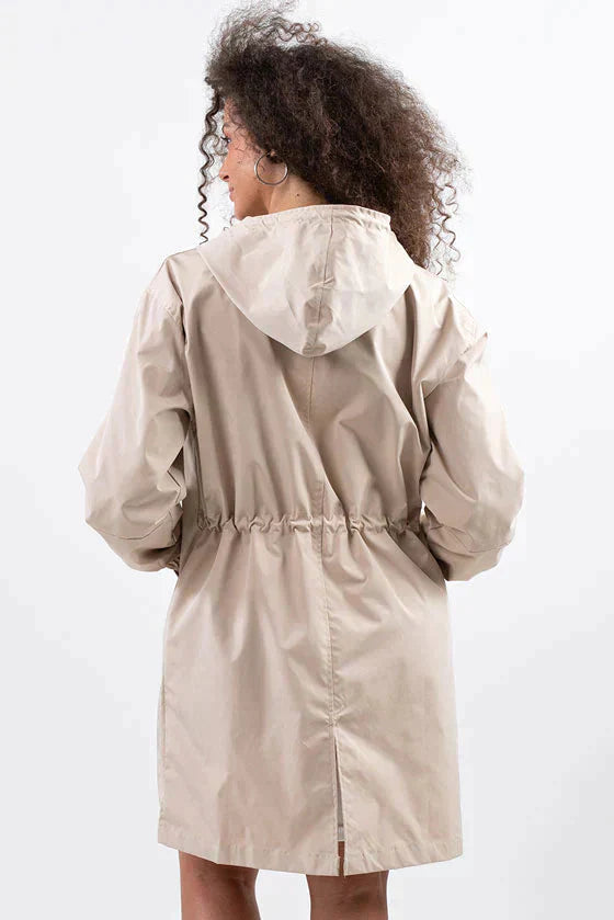 Giacca impermeabile donna rosa pastello oversize, con cappuccio, elegante per attività esterne e pioggia.