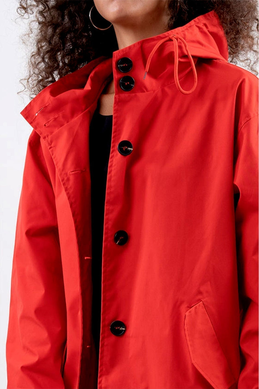 Giacca antipioggia donna rosa pastello, oversize e casual con cappuccio, per moda e protezione.