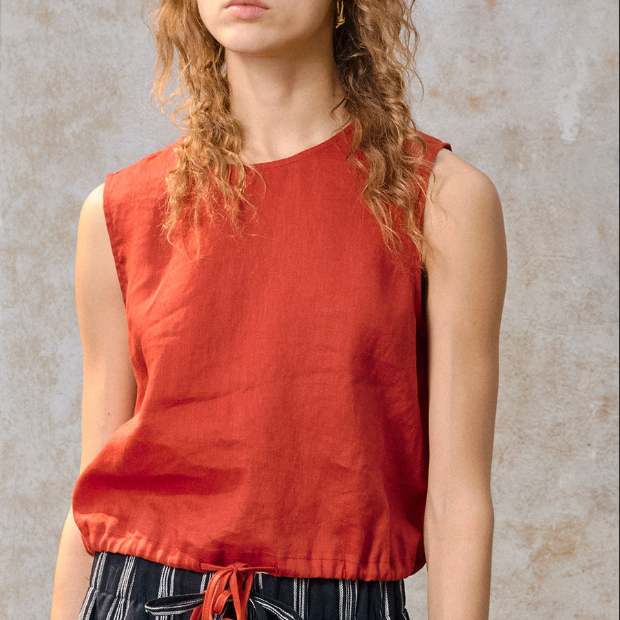 Top versatile da donna, senza maniche. Dettagli a contrasto e coulisse regolabile per un comfort estivo.