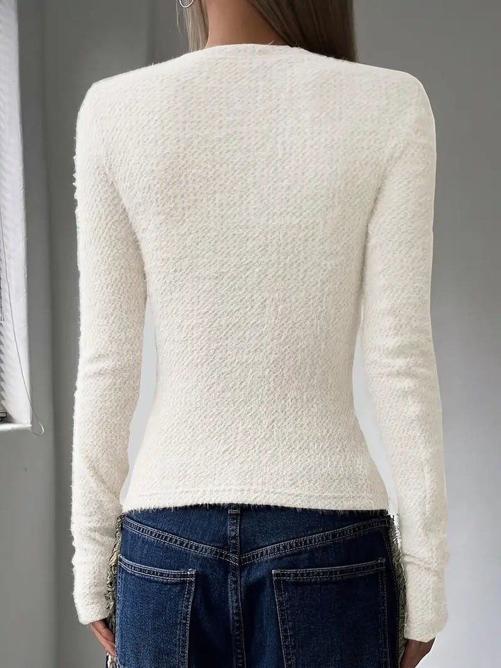 Maglione donna girocollo minimalista in beige, capo elegante e casual per l'abbigliamento invernale.