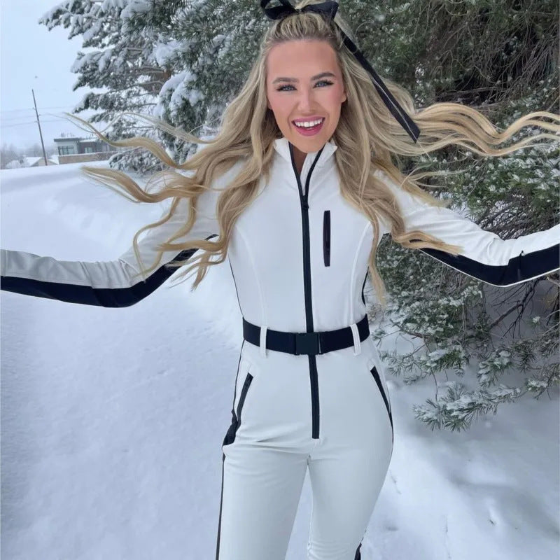 Completo sci donna invernale con vita alta, design moderno e protezione dalla neve.