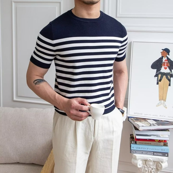 Maglietta uomo a righe estiva, maniche corte, casual. Offre comfort e stile quotidiano per la moda uomo.