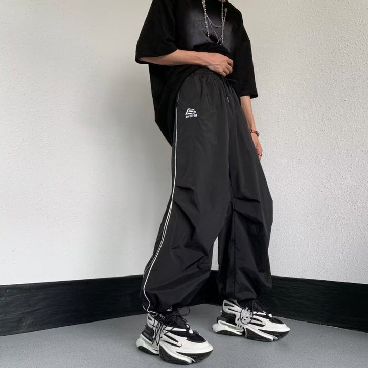 Pantaloni sportivi neri da uomo a gamba dritta, ampi e comodi, perfetti per streetwear e look casual.