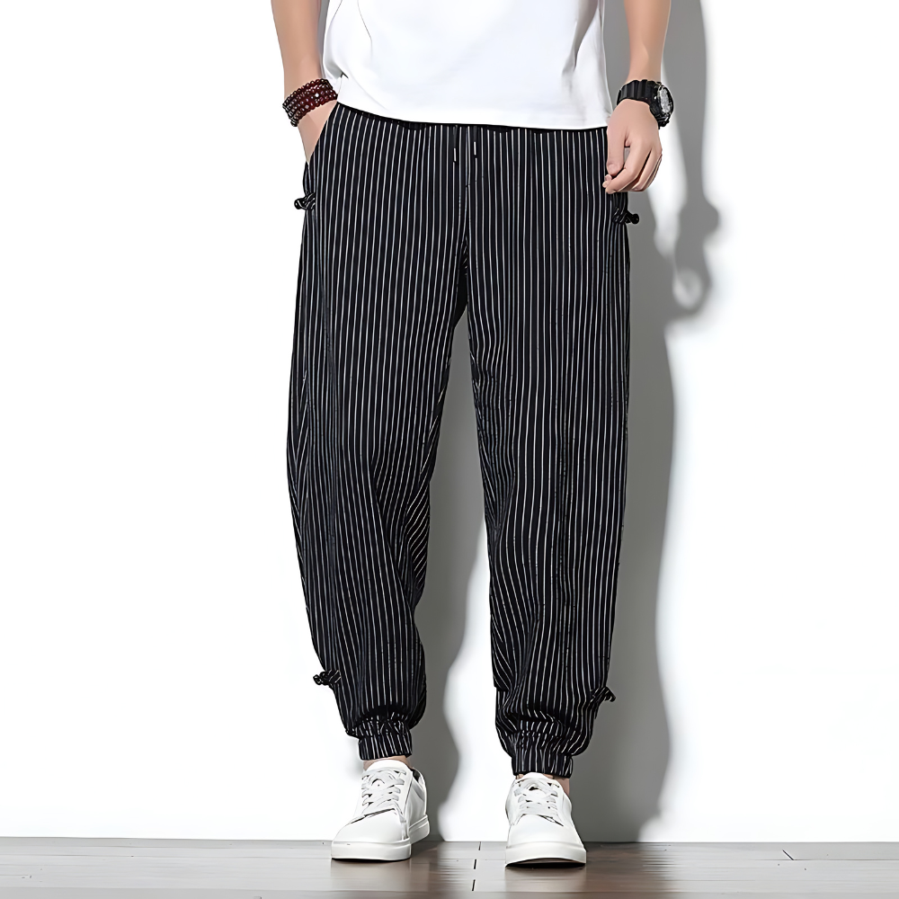 Pantaloni chino uomo estivi/primaverili, gamba dritta. Un capo essenziale per la moda maschile casual-elegante.