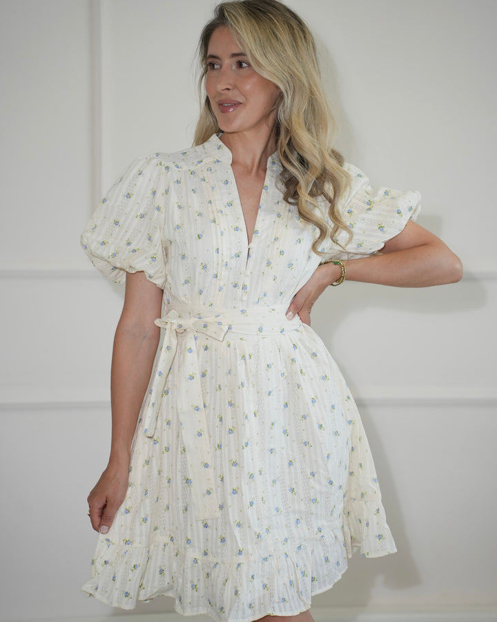 Abito midi floreale da donna con maniche a sbuffo e cintura, perfetto per primavera/estate, look elegante e romantico.
