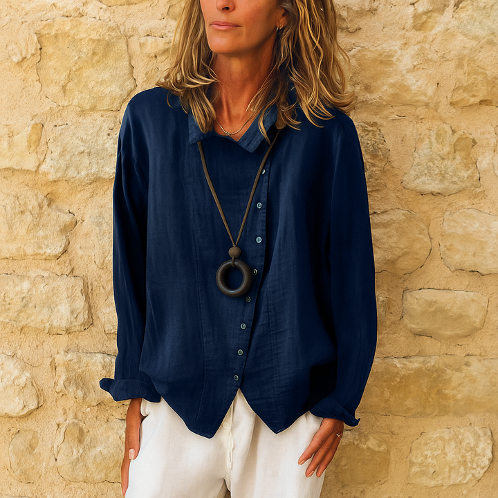 Camicia donna a maniche lunghe con scollo a V, in blu marine. Blusa elegante e rilassata per ogni occasione.