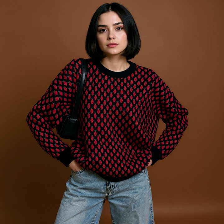 Maglione donna giocoso oversize con stampa fragole. Girocollo, ideale per un tocco di colore casual in autunno/inverno.