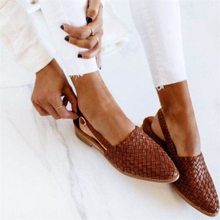 Sandali donna eleganti in pelle intrecciata con punta chiusa, comodi slingback ideali per primavera ed estate.